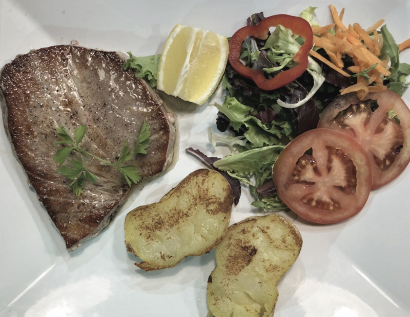 AT�N A LA PLANCHA CON PATATAS A LA BRASA
