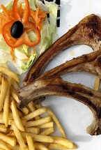 COSTILLAS DE CORDERO CON PATATAS FRITAS