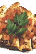 TOSTADA CON TOMATE, AJO Y PESTO